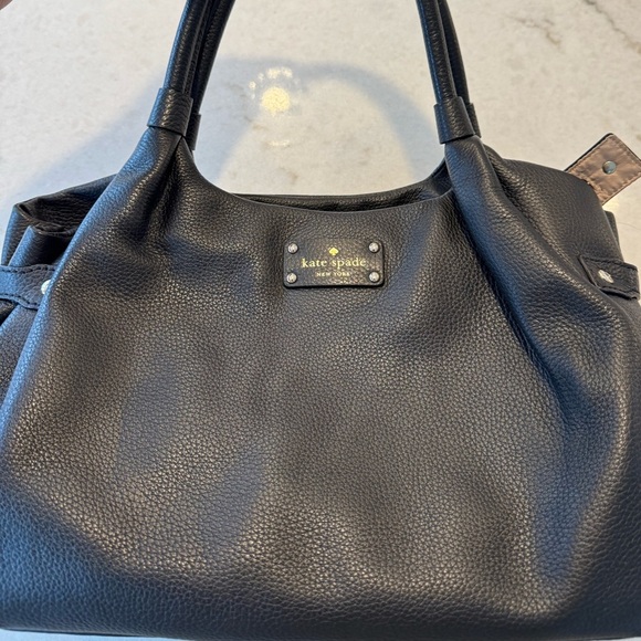 KATE SPADE BLACK LEATHER BAG! Zip closure! Spacious, versatile everyday bag!! - Picture 1 of 8